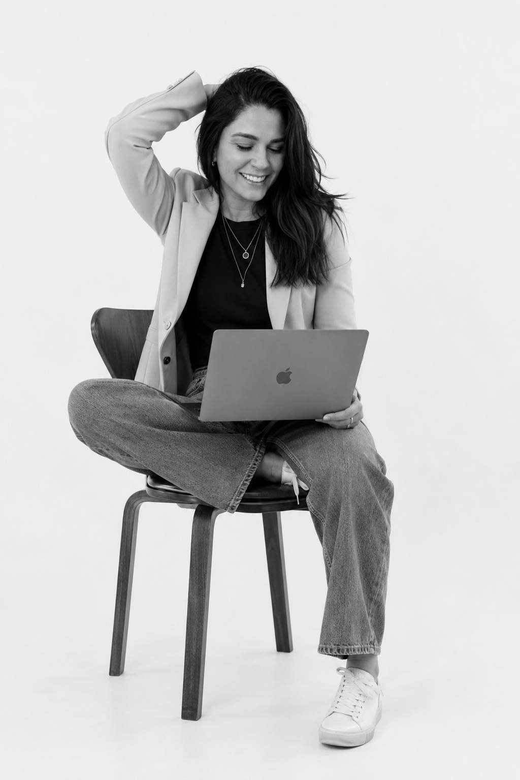 Rafaela Rodrigues trabalhando no laptop